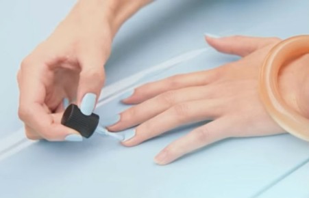 Женщинам предложили маскировать царапины на машинах лаком для ногтей