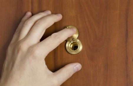 В Саяногорске подозреваемый не открывал полицейским и пожаловался на них в дежурную часть