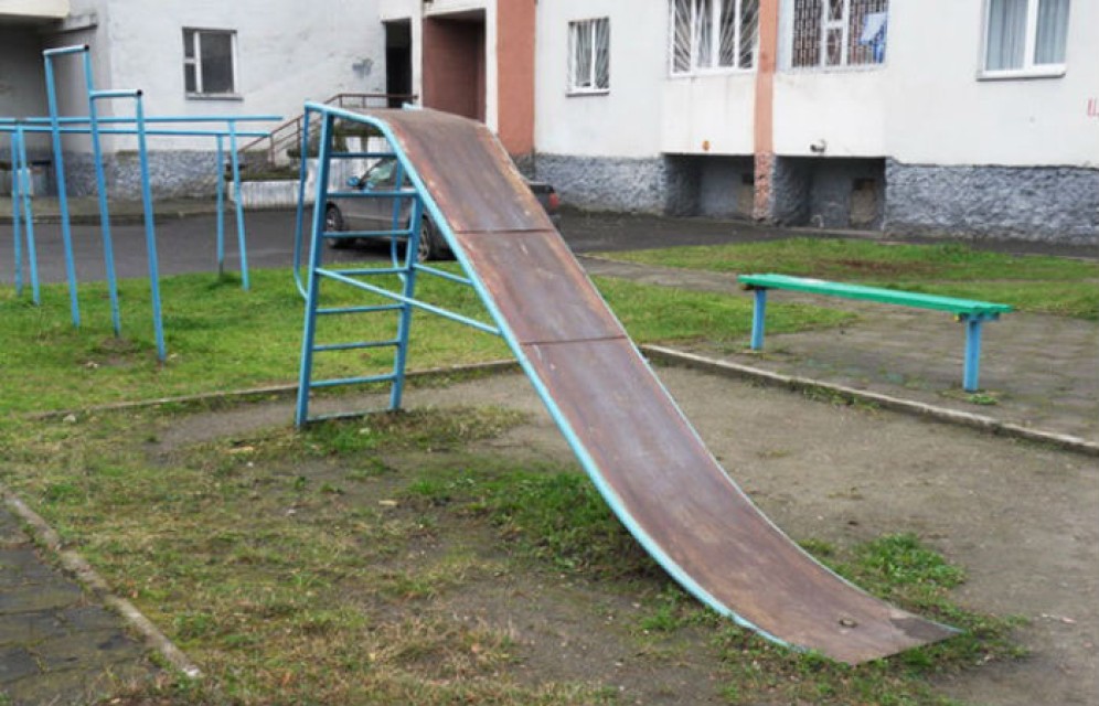 В Саяногорске полуторагодовалый ребенок обжегся на горке