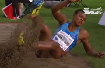 Прыгунья из Нигерии потеряла парик во время выступления