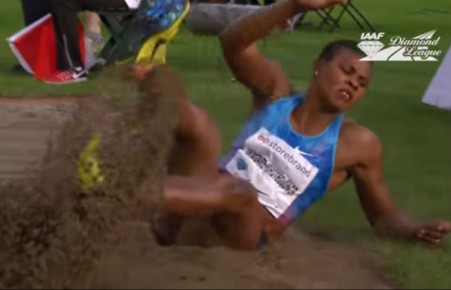 Прыгунья из Нигерии потеряла парик во время выступления