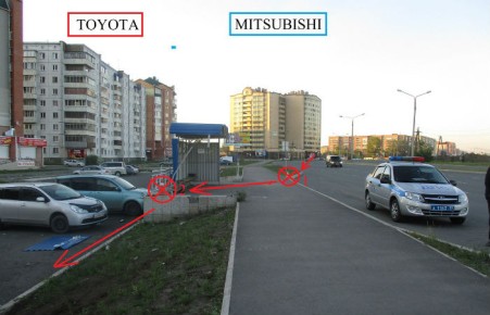 В Абакане "Toyota" врезалась в остановку и припаркованный автомобиль