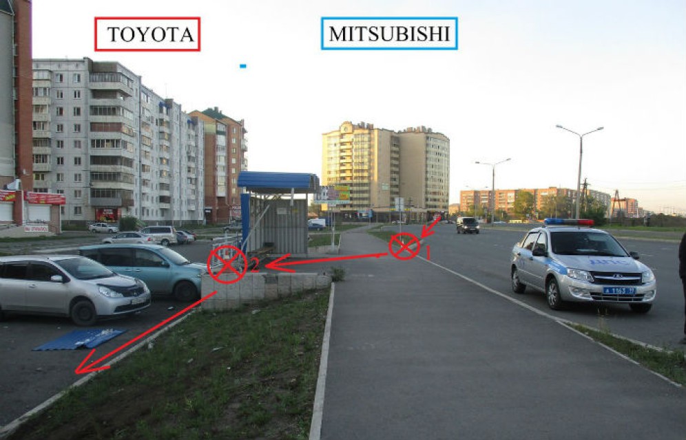 В Абакане "Toyota" врезалась в остановку и припаркованный автомобиль