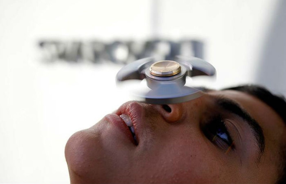 Ловля на спиннер: Как зарабатывают на самой модной игрушке года