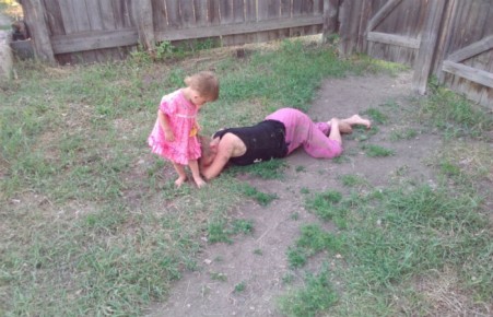 В Хакасии 2-летняя девочка чуть не погибла от жары из-за пьяной матери