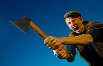 В Хакасии пьяный 19-летний сельчанин с топором обматерил полицейских