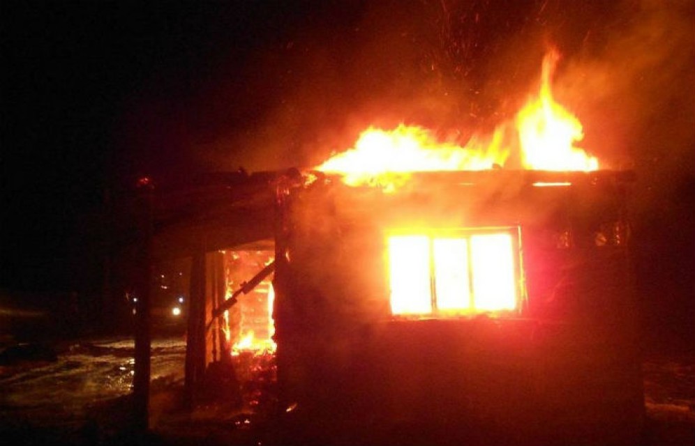 Саяногорские пожарные боролись с огнем в дачном обществе