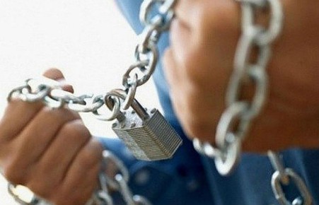 В Хакасии вынесен приговор бизнесмену, державшему на цепи раба