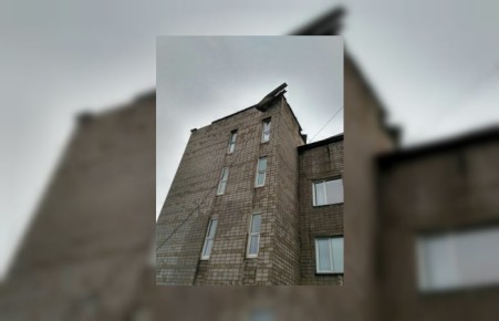 В Абакане ураганом снесло часть крыши физкультурного диспансера
