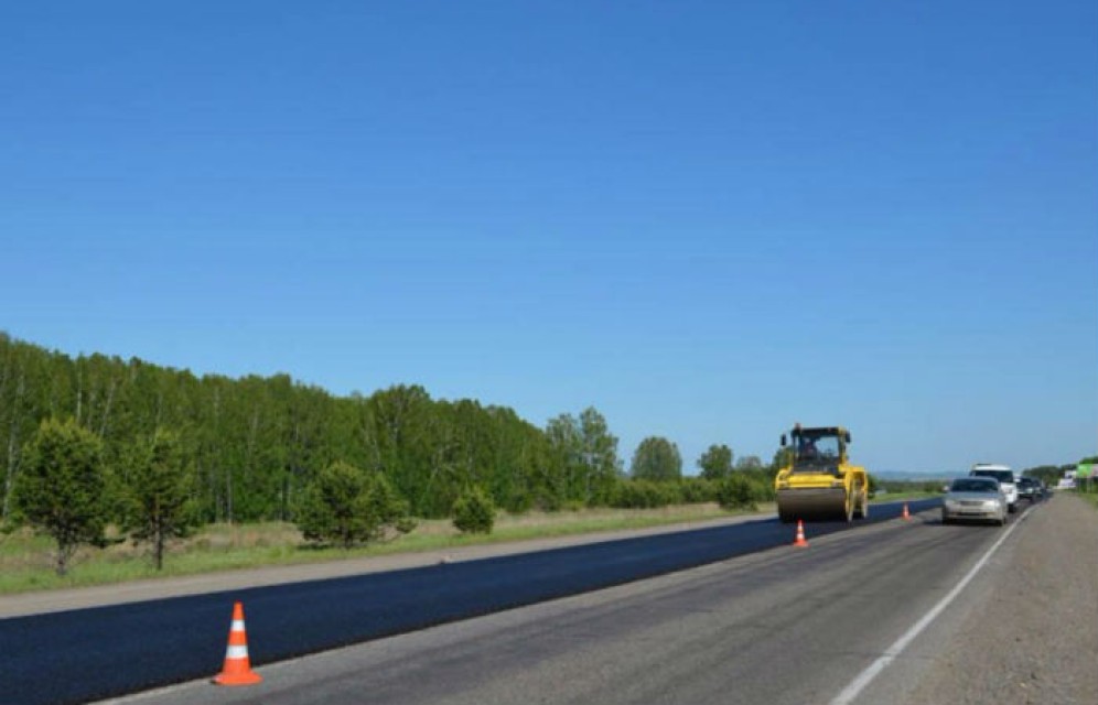В Красноярском крае и Хакасии ремонтируют дороги к озерам: где ожидать пробки на выходных