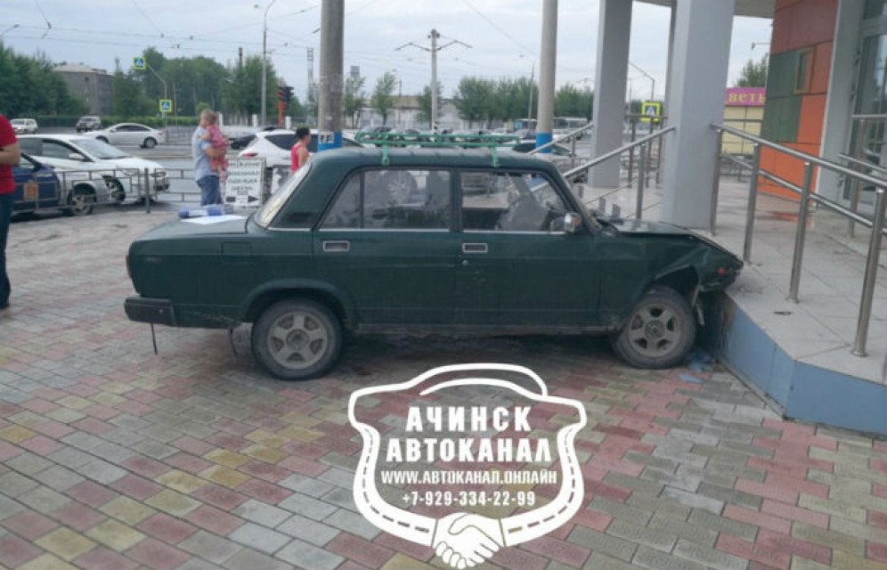 В Красноярском крае водитель потерял сознание из-за жары и врезался в торговый центр