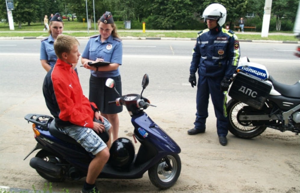 В Черногорске задержали двоих несовершеннолетних мопедистов