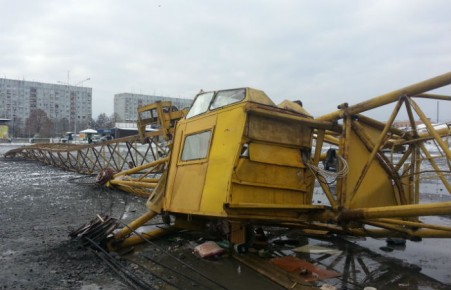 В поселке Майна упал строительный кран, один человек пострадал