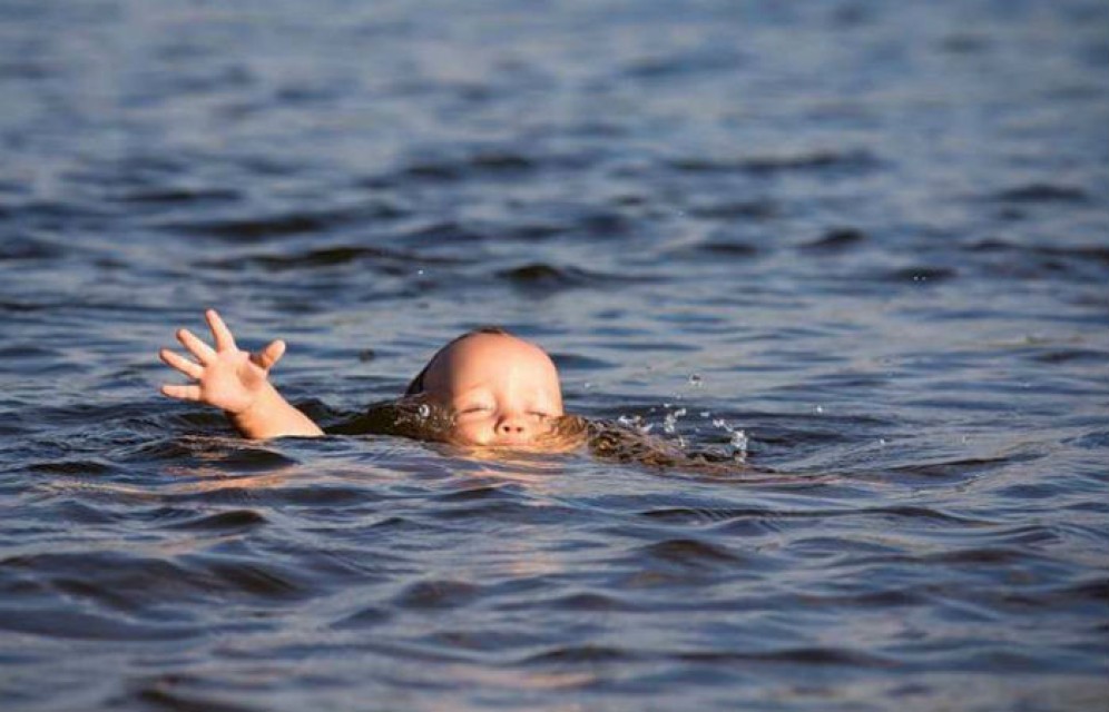 В Хакасии чуть не утонул двухлетний ребенок