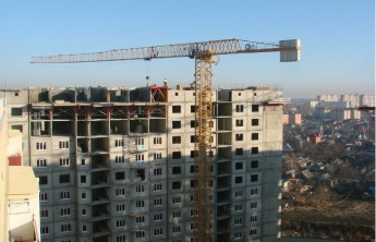 В Абакане прокуратура обнаружила потенциально опасный башенный кран