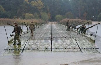 На учениях в Хакасии военные возвели понтонную переправу