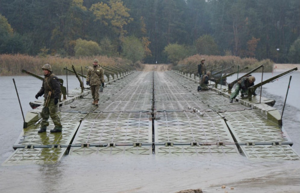На учениях в Хакасии военные возвели понтонную переправу