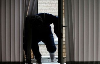 В Абакане вор пробрался в квартиру через открытое окно