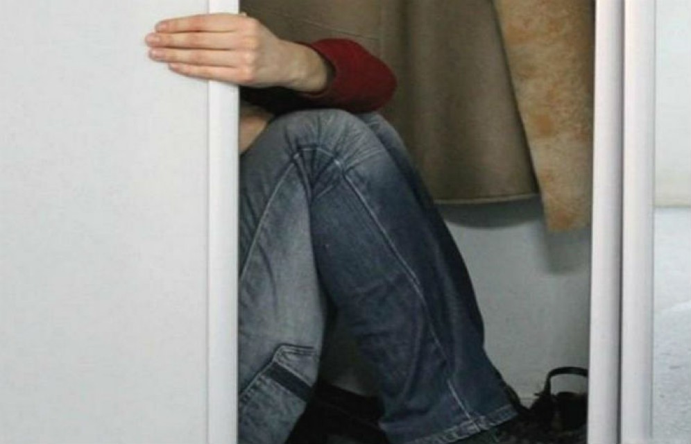 В Абакане 14-летний грабитель спрятался от полиции в шкафу на месте преступления