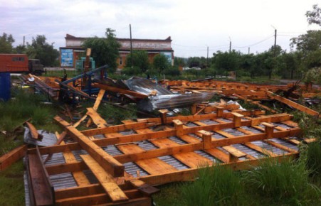 В Шира ураган повредил восемь социальных объектов