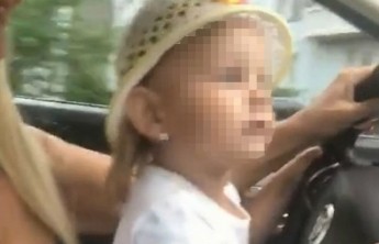 В Красноярске непристегнутая блондинка за рулём и с ребёнком на коленях каталась по городу и снимала себя