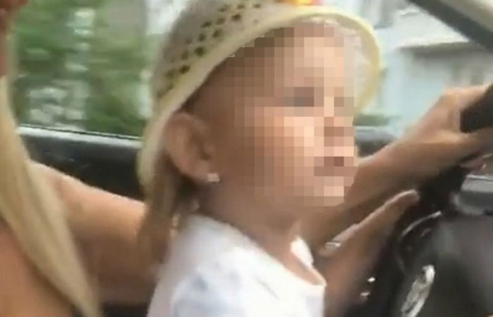 В Красноярске непристегнутая блондинка за рулём и с ребёнком на коленях каталась по городу и снимала себя