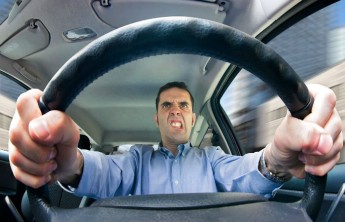 Названа самая опасная обувь для вождения