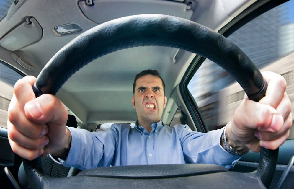 Названа самая опасная обувь для вождения