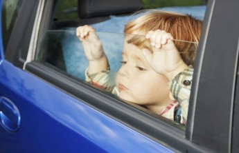 Детей запретили оставлять в припаркованных автомобилях‍