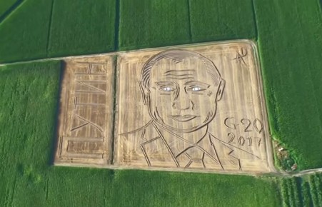 Итальянский фермер трактором и плугом создал огромный портрет Путина