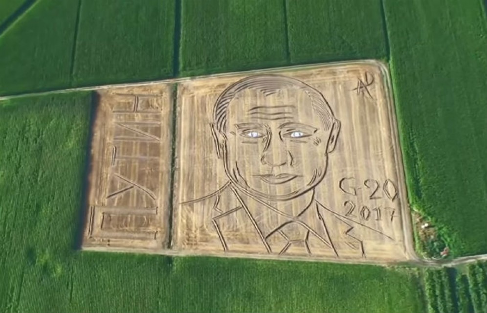 Итальянский фермер трактором и плугом создал огромный портрет Путина