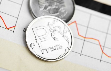 Рубль падает на фоне сообщений о ракетном ударе США по базе в Сирии