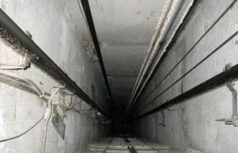 В Красноярском крае два студента из стройотряда разбились насмерть, упав в шахту лифта