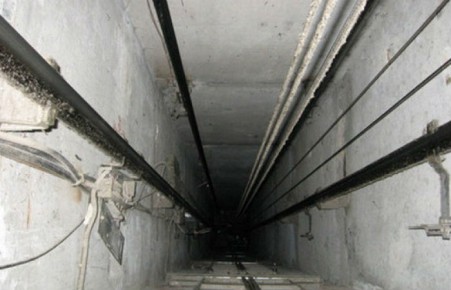 В Красноярском крае два студента из стройотряда разбились насмерть, упав в шахту лифта