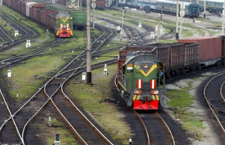 Машинист экстренно остановил поезд из-за женщины с коляской на путях в Хакасии