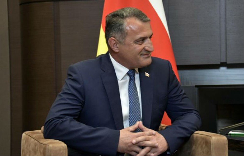 Источник: президент Южной Осетии попал в ДТП в Абхазии