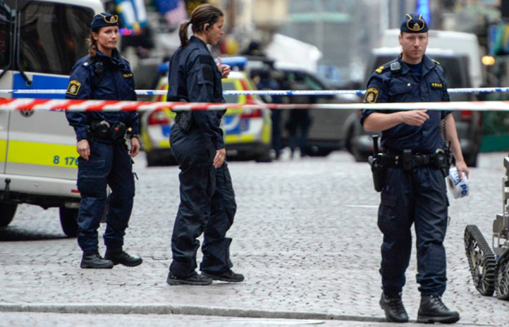 В Стокгольме грузовик въехал в толпу прохожих