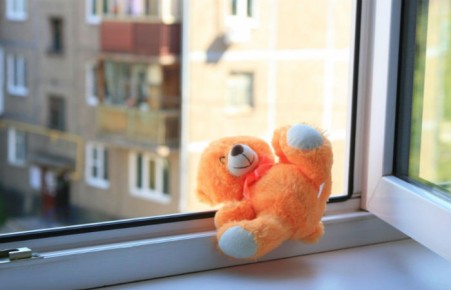 В Норильске родители смотрели телевизор и не заметили падения дочери из окна