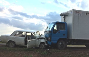 Два человека пострадали в ДТП с грузовиком и "копейкой" на трассе в Хакасии