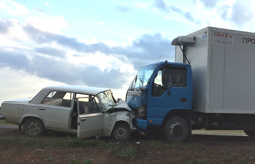 Два человека пострадали в ДТП с грузовиком и "копейкой" на трассе в Хакасии