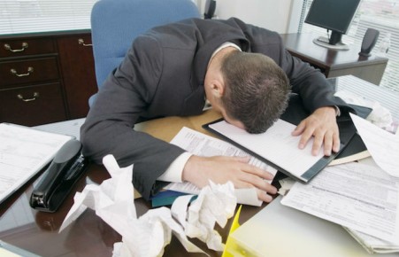 Роструд: более 30% россиян постоянно задерживаются на работе