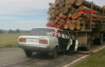В Хакасии "семерка" догнала лесовоз