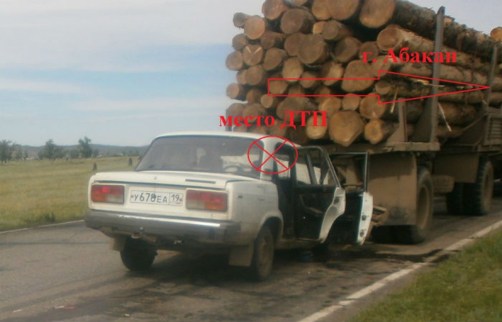 В Хакасии "семерка" догнала лесовоз