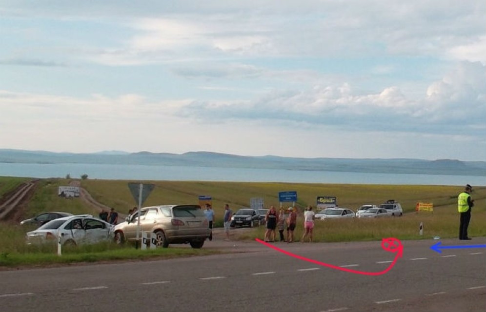 "Ford" не пропустил "Lexus" на трассе в Хакасии - трое пострадавших