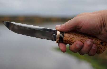 В Абакане конфликт на остановке закончился ножевым ранением