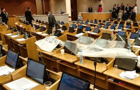 В Госдуме прервали пленарное заседание из-за протекшей крыши