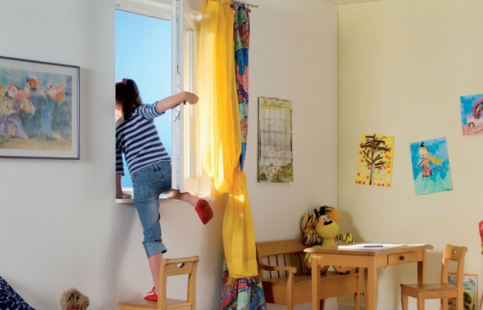 В Абакане игравшая на подоконнике девочка выпала из окна