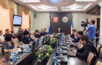 Глава Хакасии решил проводить прямую линию ежеквартально