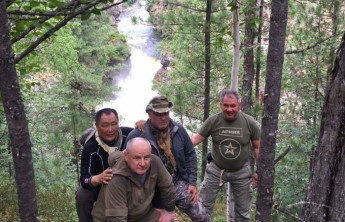 Глава Хакасии травмировался на отдыхе с Шойгу в тайге