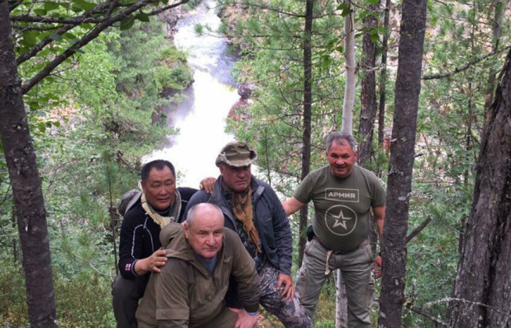 Глава Хакасии травмировался на отдыхе с Шойгу в тайге